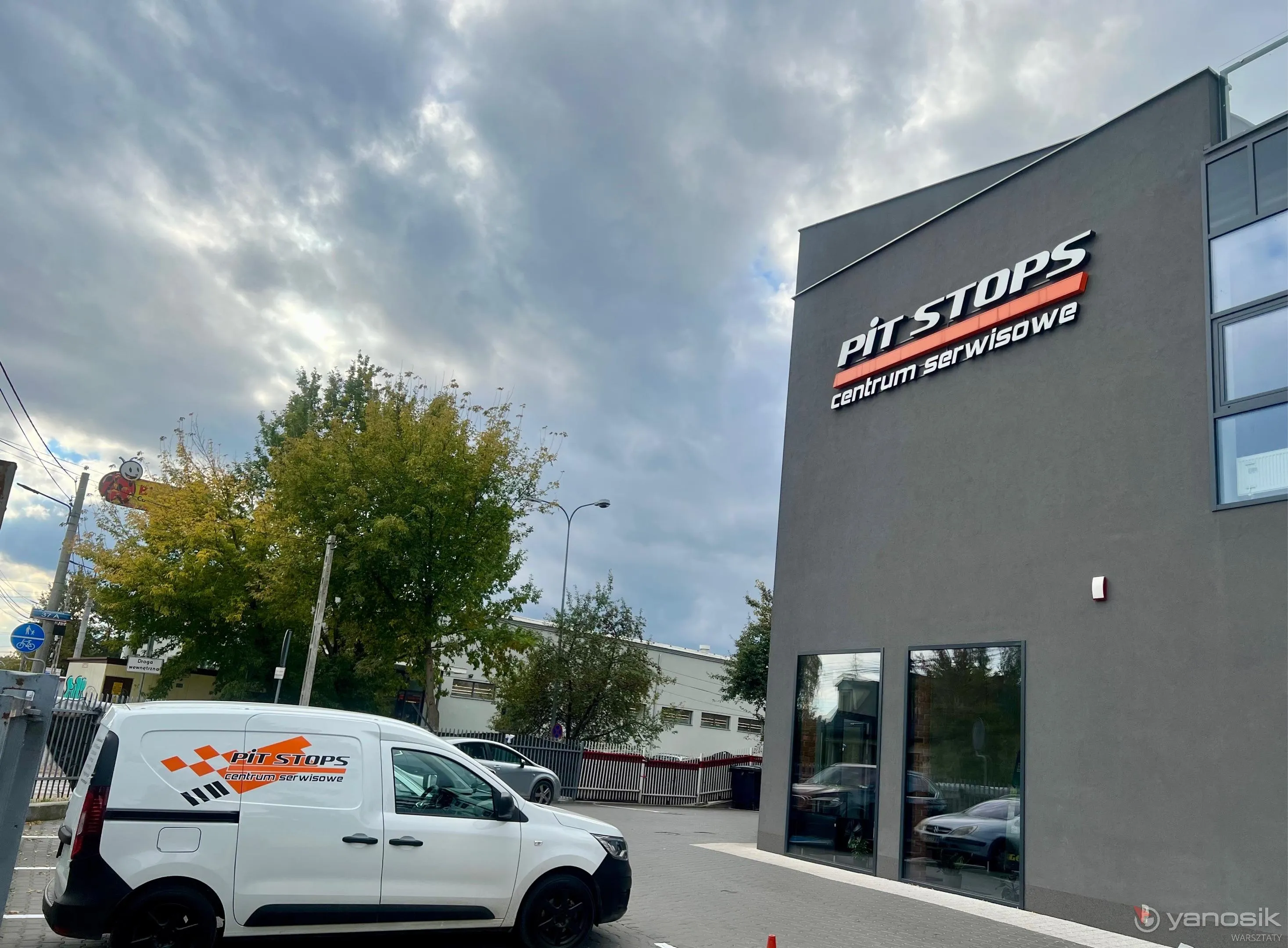 zdjęcie przedstawiające PIT STOPS