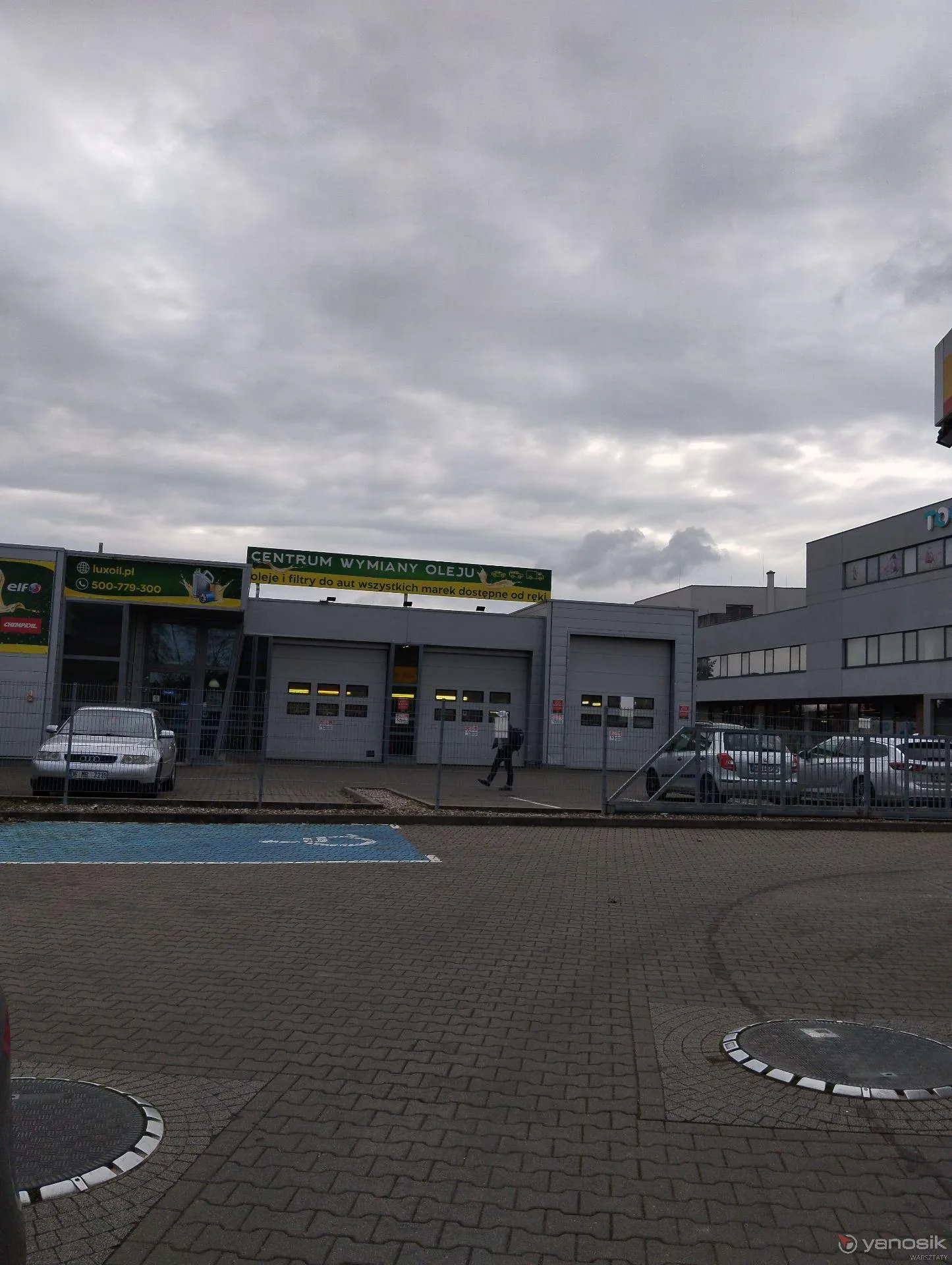 zdjęcie przedstawiające LuxOil