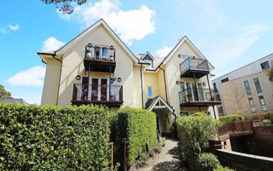 Flat to rent in Delphina Chase Haven Road, Canford Cliffs. £1,200 Per