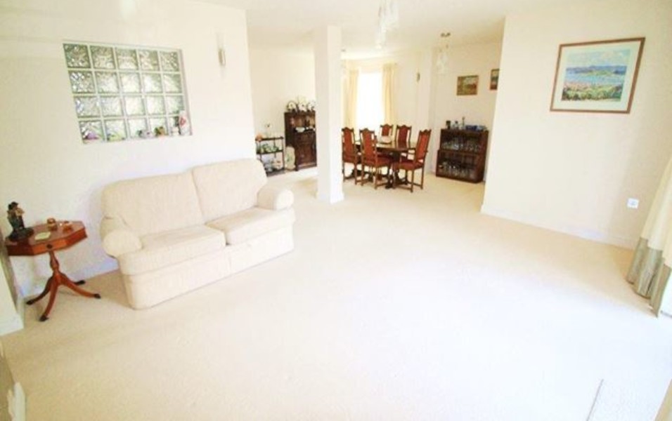 Flat to rent in Delphina Chase Haven Road, Canford Cliffs. £1,200 Per