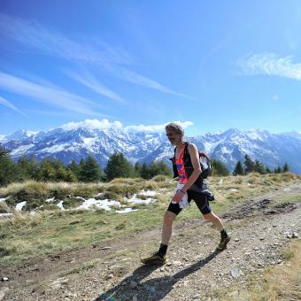 Logo ADAMELLO ULTRA TRAIL sui camminamenti della Grande Guerra