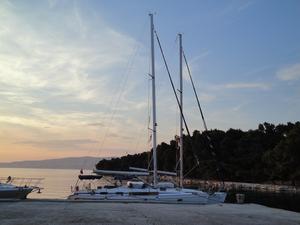 Am Kai können längsseit 2 Jachten fest machen, Wassertiefe ist ca.3 m.
Kleine Konobar tagsüber in Betrieb.
Kein Strom oder Wasser vorhanden.