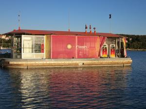 Flash - Floating fuel station. On Fridays sometimes long ques. 