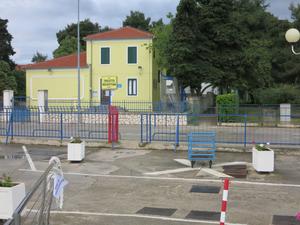 Erst auf das gelbe Haus zugehen und dann...