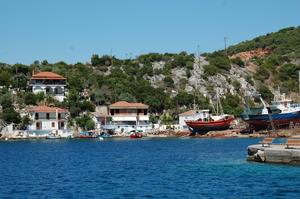 Wrack liegt vor der markanten Werft