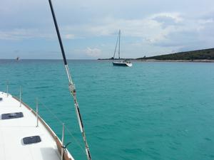 Sakarun - Türkises Wasser, feiner heller Sand, bester Ankergrund von 0 -12 m.
Im Sommer sehr viel besucht  und auch viele Badegäste, dafür gibt's Snacks und Getränke am Strand