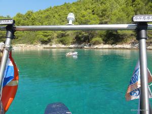 Glasklares Wasser das zum schnorcheln einlädt.