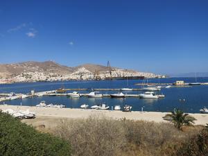 Syros - Die Marina wird größtenteils von einheimischen Booten belegt. 