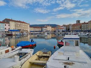 Cres harbour - Hafen von Cres. Der Blick vom unserem Mooringplatz aus.