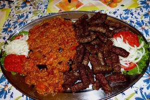 Barka - "Cevapcici mit hausgemachten Dzuvec"