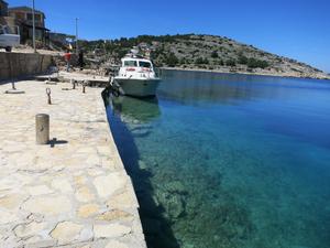 An der Stelle, an der das Motorboot liegt, ist es etwas tiefer. Der restliche Kai ist wegen einer Steinaufschüttung sehr flach!