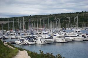 Navigator Dalmatia Charter - Kremik ist eine geschützte, tiefe Bucht eingerahmt von Weinbergen. Am 2. Steg in Blickrichtung befindet sich die Fa. Navigator