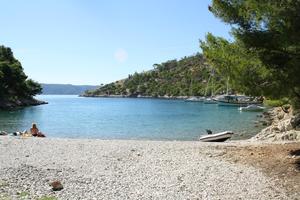 Blača - Yachts anchored with lines ashore