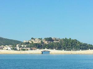 Blick auf Vonitsa, Ankerplatz hinter der Brücke