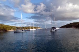 Pribinja - sehr ruhige Bucht mit Bojen von 2 Lokalen - die weißen Bojen sind für das Lokal ARSENOL