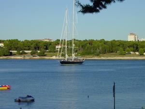 Blick vom Campingplatz Richtung Osten. Yacht liegt dort auf etwa 20 m Tiefe.