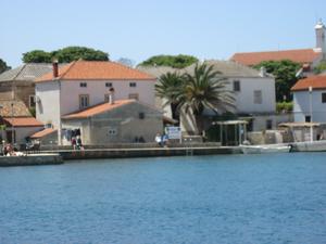 Buoy field Ilovik - Vom Bojenfeld wird man mit einem Taxiboot zum Ort gebracht. Bei Konsumation in der Konoba wird der Fahrpreis rückerstattet. In der Saison unbedingt Tisch reservieren.