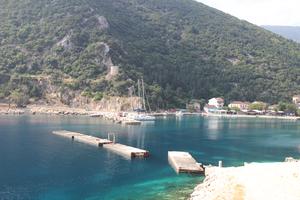 Frikes - Wenn der Hafen voll ist, kann man bei ruhiger Wetterlage auch hier festmachen. 