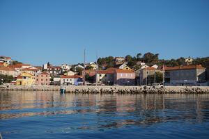Božava - Einfahrt Hafen.