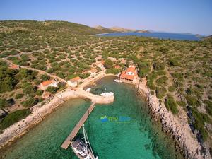 Konoba Zmara jetty - View on the jetty and Zmara restaurant
