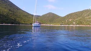 schöner Ankerplatz vor dem Strandrestaurant
