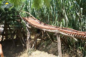 Safari Bar - Die lange Rutsche aus Fischernetzschwimmkörpern.