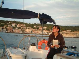 Mit Blick auf den wunderschönen Ort. Aber Vorsicht vor den Felsspalten am Grund, in denen sich der Anker leicht verfangen kann. 