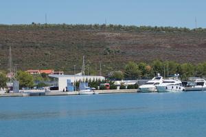 Marina Dalmacija - Liegeplatz an der Krananlage.