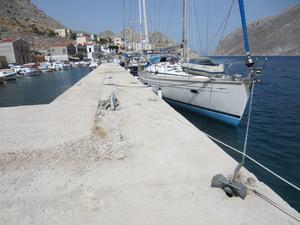 Pethi - Im nördlichen Teil der Bucht ist ein von der EU gesponsorter Betonsteg vorhanden leider ohne Poller oder änliches