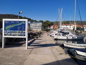 Božava - Die Kai-Mauer von Bozava - Dugi-Otok.