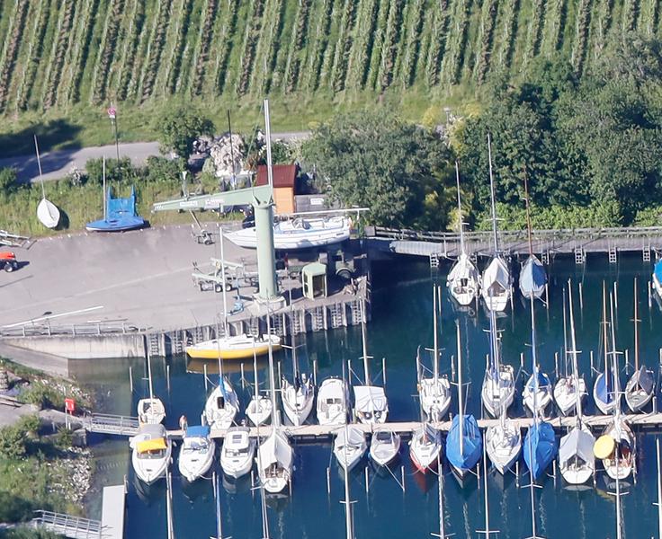 Kran im Yachthafen am Waschplätzle