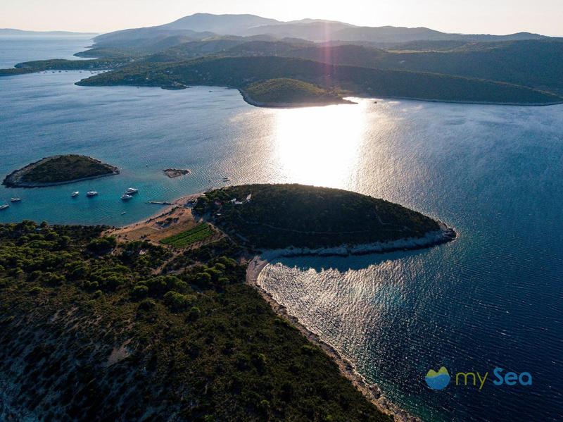 Konoba Budikovac buoys