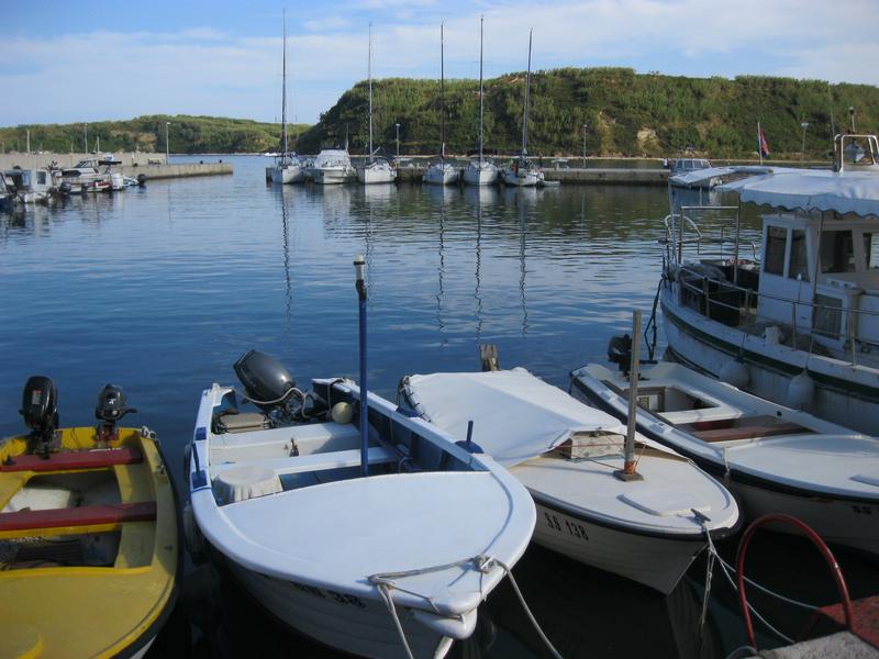Susak - Die enge Einfahrt ist fallweise durch Fähr-, bzw. Ausflugsschiffe beinahe blockiert.