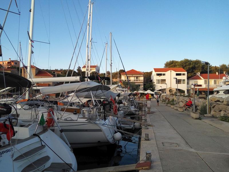 Božava - Blick vom Wellenbrecher auf Bozana