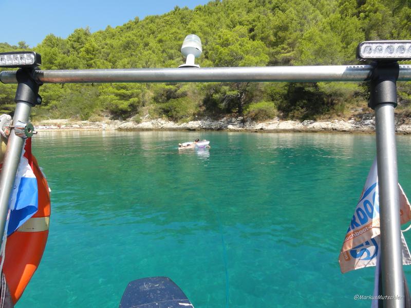 Glasklares Wasser das zum schnorcheln einlädt.
