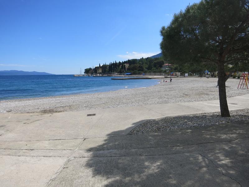 Schöner Strand direkt neben der ACI Marina.