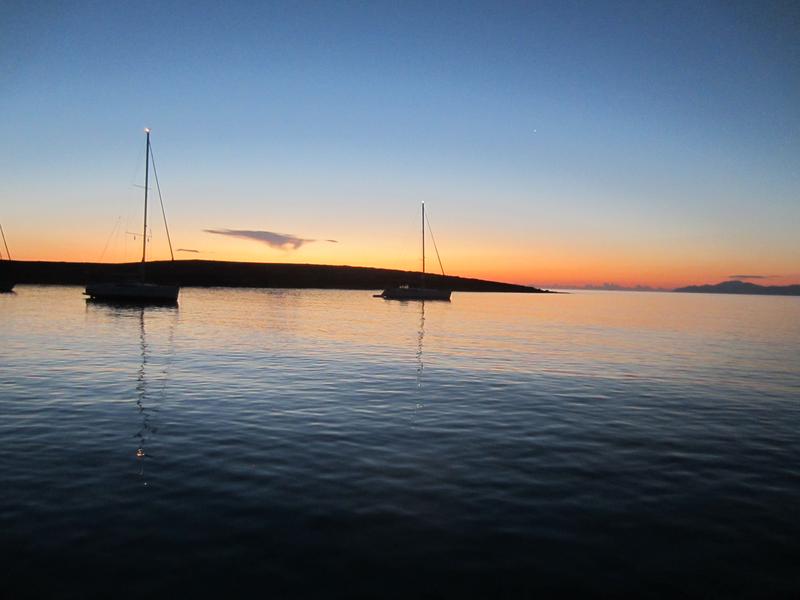 Pori - Sonnenaufgang mit Blick gegen Osten
Im Hintergrund sieht man noch einen Teil der Insel Amorgos