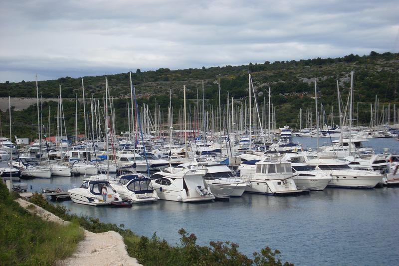 Navigator Dalmatia Charter - Kremik ist eine geschützte, tiefe Bucht eingerahmt von Weinbergen. Am 2. Steg in Blickrichtung befindet sich die Fa. Navigator