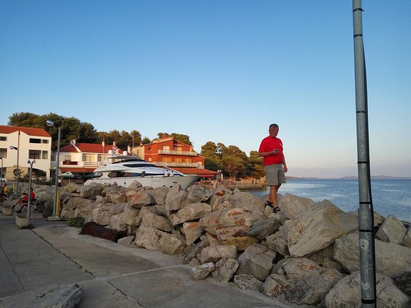 Božava - Wellenbrecher Blick auf das Meer