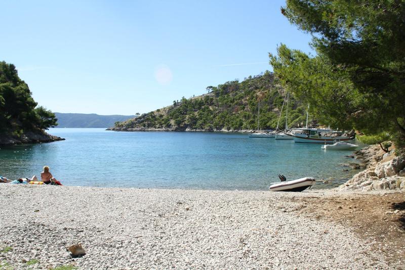 Blača - Yachts anchored with lines ashore
