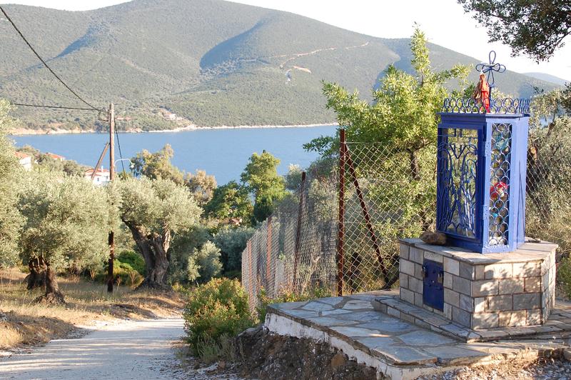 Palio Trikeri - Am Rundweg zum Hafen