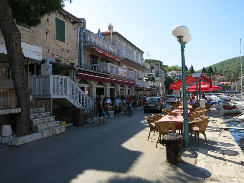 Volat - Mit einigen Tischen direkt am Wasser.