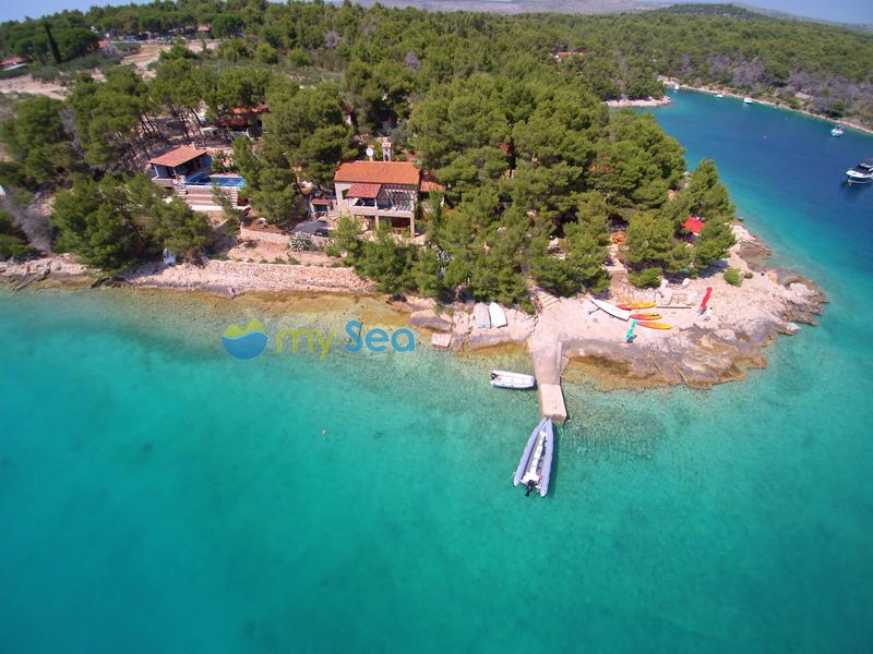 Konoba Familja buoys