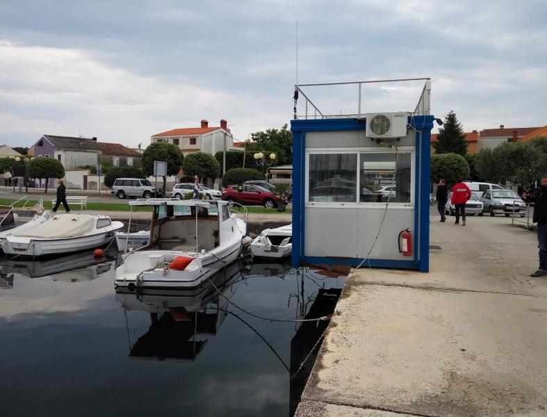 Marina Šangulin - Marina Sangulin - Betonsteg, Portierhäuschen