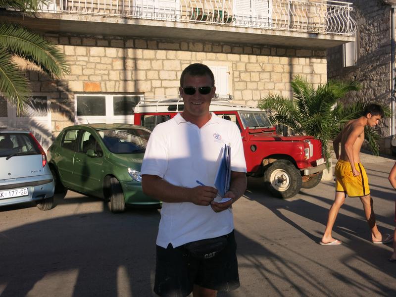 Stomorska - Marko und sein Kollege Marin helfen mit den Leinen und kassieren die Liegegebühren. 