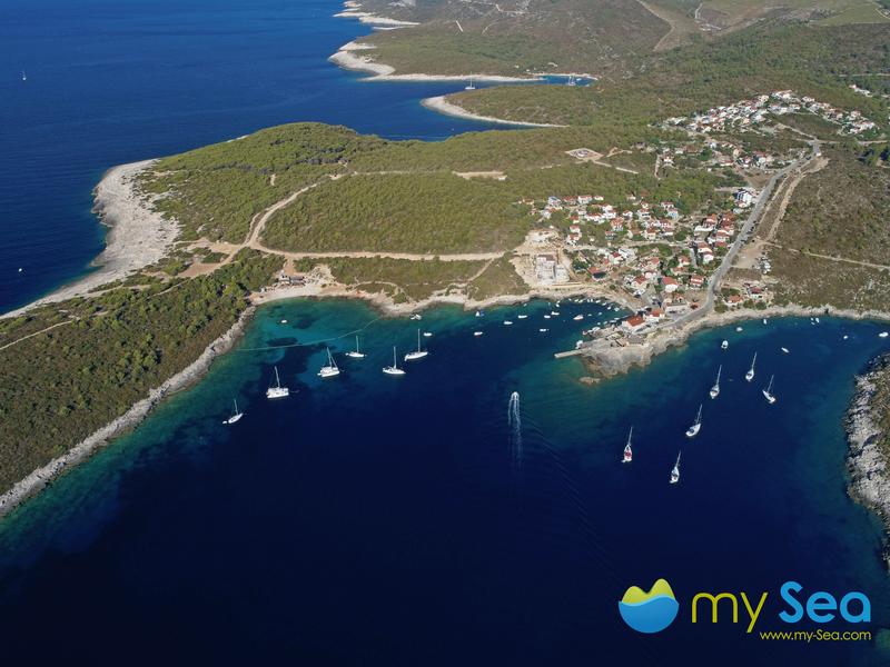 Konoba Dalmatino Bojen - Die Bojen der Konoba Dalmatino sind auf der rechten Seite.