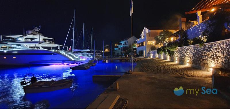 Augusta Insula restaurant  jetty