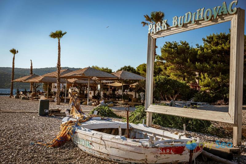 Konoba Budikovac buoys