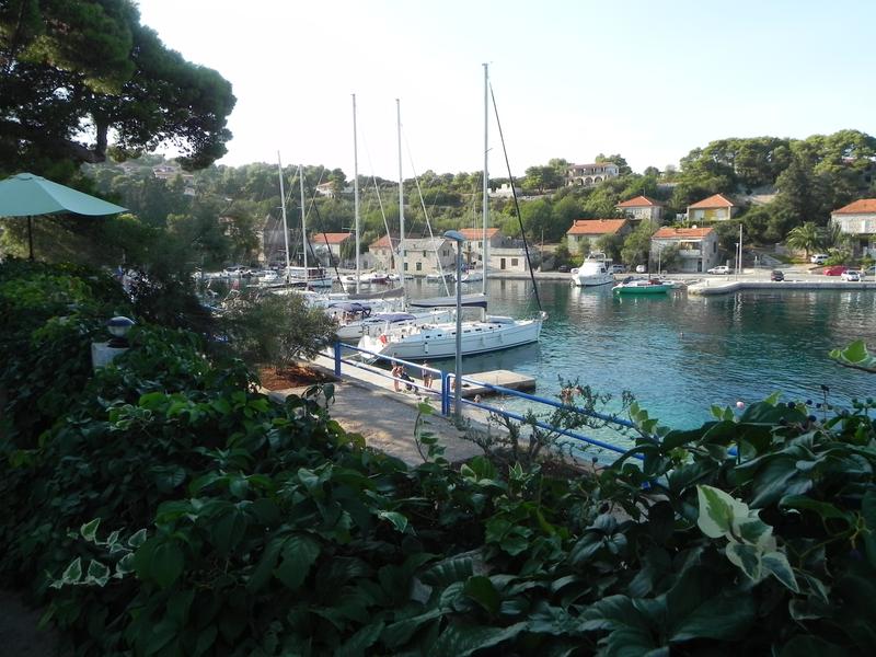 Rogač - Blick auf die kleine "marina", wo sich am Wochenende eine Charterfirma breit macht und dadurch kaum Plätze frei sind!