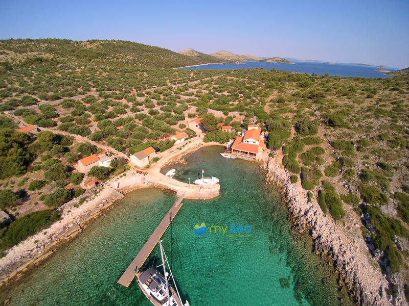 Konoba Zmara jetty - View on the jetty and Zmara restaurant